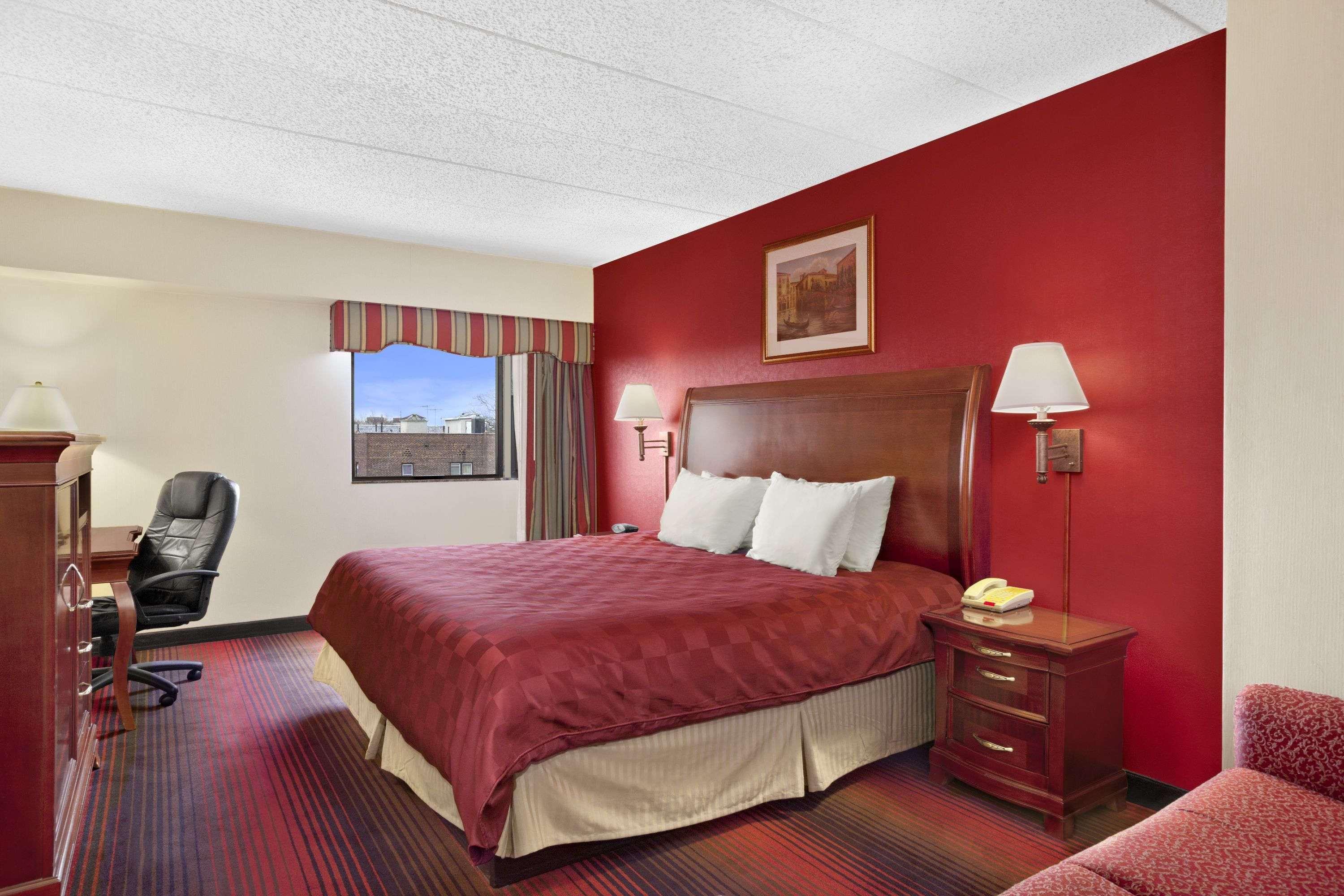 Ramada by Wyndham East Orange Hotel Bagian luar foto