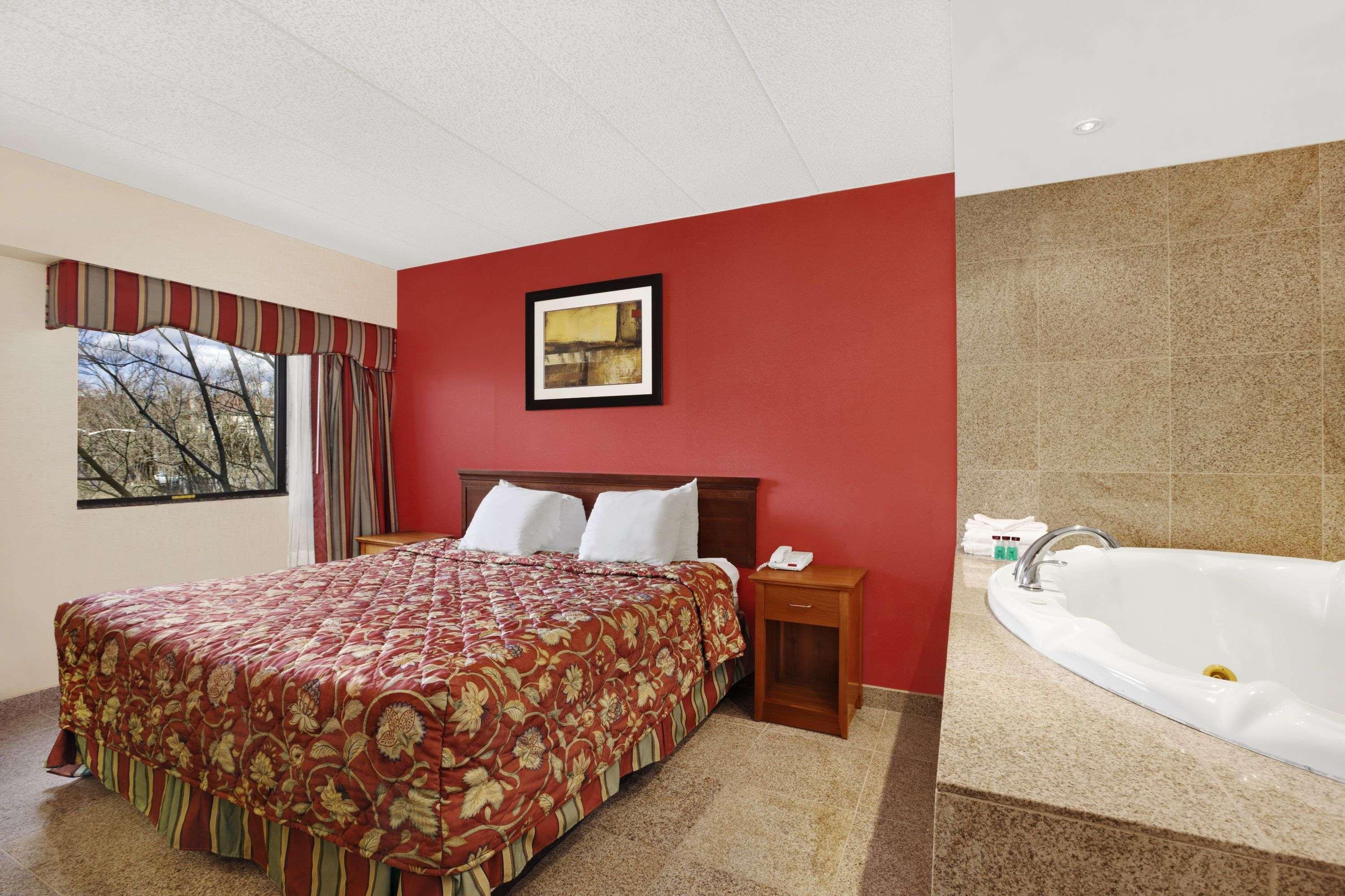 Ramada by Wyndham East Orange Hotel Bagian luar foto